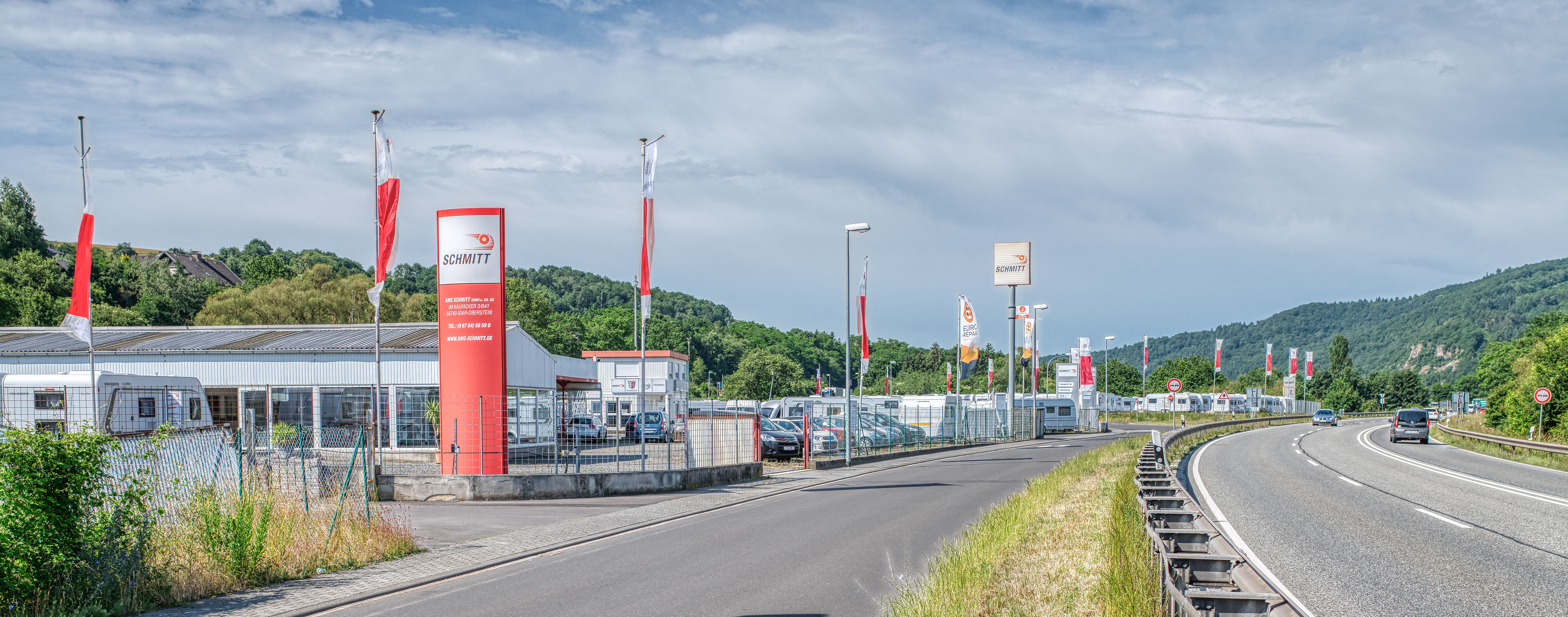 Betriebsgelände der AMC Schmitt GmbH in Idar-Oberstein mit Caravan-Ausstellung