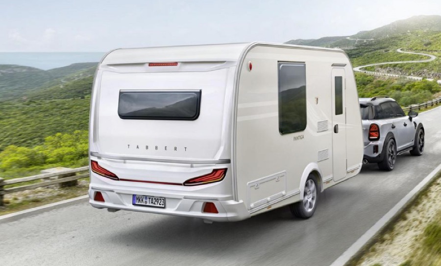 Tabbert Pantiga Wohnwagen mit Zugfahrzeug auf einer Landstraße
