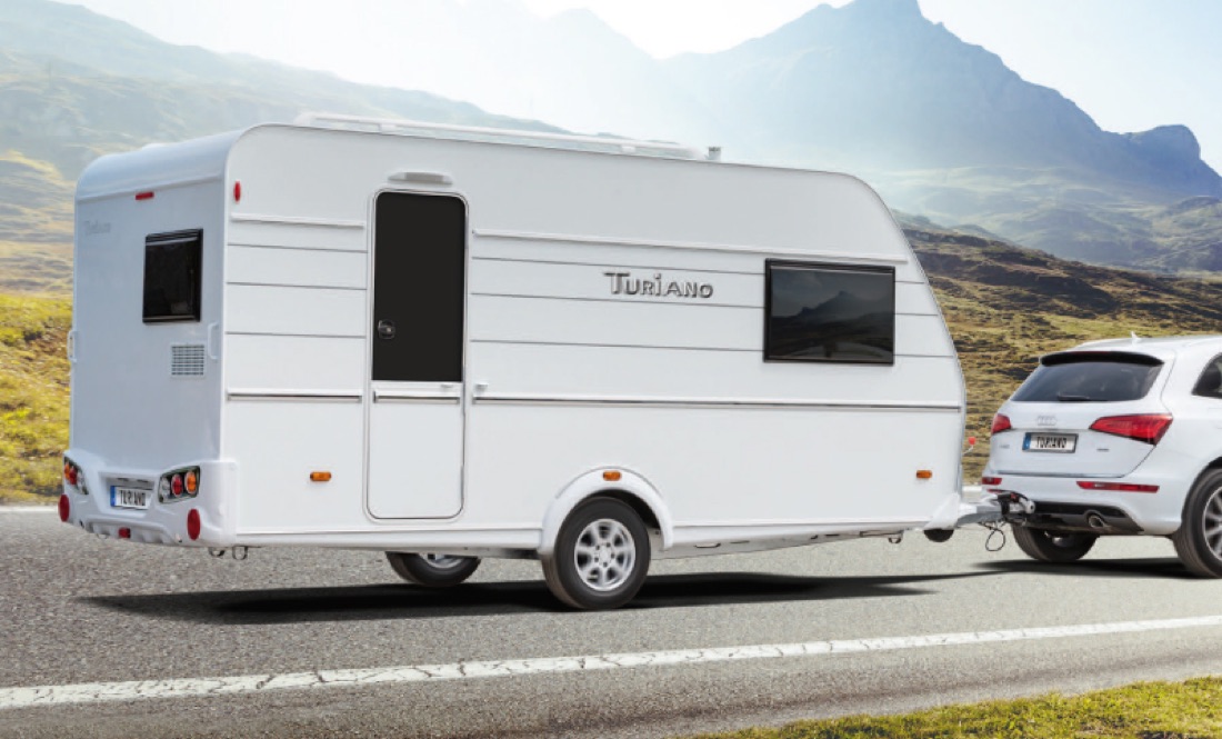 Tabbert Turiano Wohnwagen auf einer Landstraße